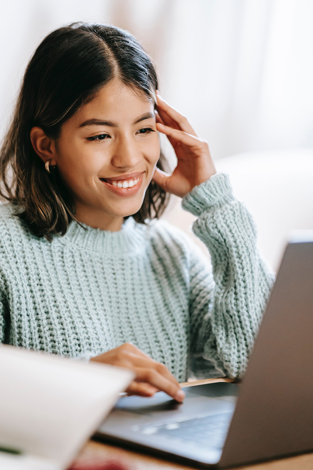 r woman with laptop 04